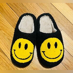 NWOT Smiley Face Slippers 😀 size 6.5/7
